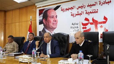 محافظ المنيا يناقش ملفات التصالح والتقنين ومراقبة الأسواق