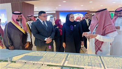 وزير الإسكان يعرض الفرص الاستثمارية المتاحة ويشرح تجربة مصر العمرانية بالسعودية 