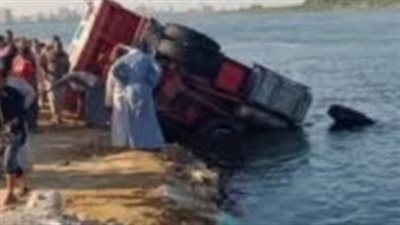 انتشال سيارة ربع نقل سقطت من أعلى معدية بمنشأة القناطر