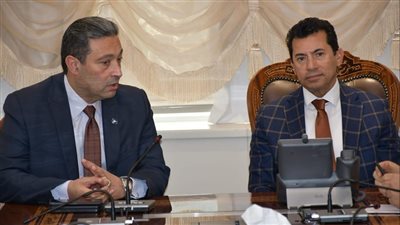 وزير الشباب والرياضة يبحث مع محافظ دمياط تطورات المشاريع الرياضية