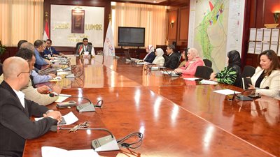 نائب المحافظ يبحث أعمال لجنة التوظيف لمشروع النمو الاخضر بالأقصر (صور)