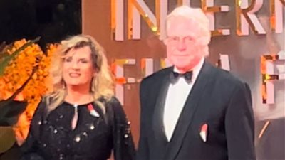 بالأسود.. حسين فهمي وزوجته أول الحاضرين في حفل افتتاح مهرجان القاهرة السينمائي