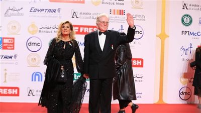 حسين فهمي وزوجته يدعمان فلسطين في أول ظهور لهما بمهرجان القاهرة السينمائي