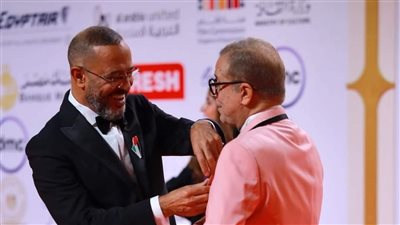 بدبوس علم فلسطين نجوم الفن في افتتاح مهرجان القاهرة السينمائي