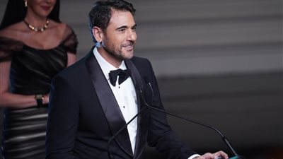 أحمد عز يهدي جائزة تكريمه بمهرجان القاهرة السينمائي للزعيم عادل إمام