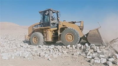 إزالة واسترداد 5 حالات تعد على أراضي أملاك الدولة بالأقصر (صور)