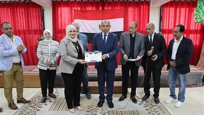 محافظ المنيا يتفقد مدرسة المنيا الرسمية للغات ويشاهد عروضًا فنية