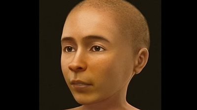 الكشف عن وجه مومياء فرعونية غامضة.. دُفن مع 49 تميمة ذهبية