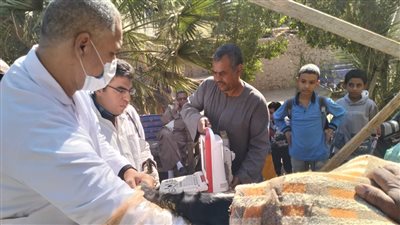 «بيطرى الأقصر» تنظم قافلة بيطرية للكشف على الحيوانات بالزينية (صور)