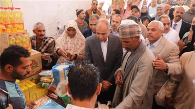محافظ المنيا يفتتح منفذًا لبيع السلع المخفضة بديرمواس