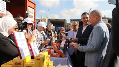 وزير التموين ومحافظ القاهرة يفتتحان سوق اليوم الواحد في مدينة نصر