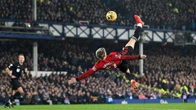 لاعب يونايتد السابق: أتوقع رحيل نجم الفريق إلى ريال مدريد أو برشلونة