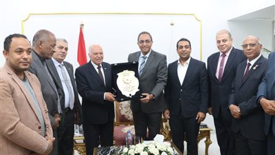 محافظ قنا ونقيب المعلمين يبحثان التعاون وسد العجز