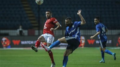 مهاجم بيراميدز يتسبب فى موجة غضب عارمة لجماهير الأهلي ضد مدافع الفريق