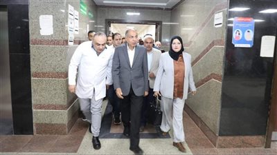 زيارة مفاجئة.. محافظ المنيا يتفقد مستشفى ديرمواس المركزي