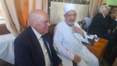 نقيب المعلمين يقدم واجب العزاء لشيخ الأزهر الشريف في وفاة شقيقته 