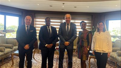 وزير الطيران المدني يستقبل السكرتير العام للاتحاد الأفريقي 