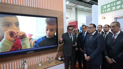 مدبولى يتفقد جناح مبادرة «بداية جديدة» بمعرض Cairo ICT’24