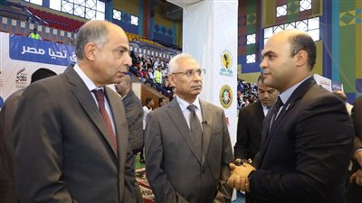 رئيس جامعة المنيا يفتتح معرض 