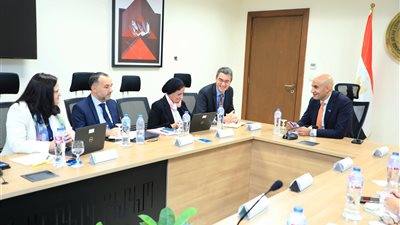 وزير التعليم ووفد البنك الدولى يناقشان مشروع إصلاح التعليم والارتقاء بمهارات القراءة والكتابة والحساب للطلاب