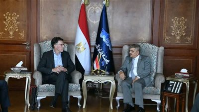 رئيس قناة السويس: توطين صناعة بناء الكراكات بالترسانات الوطنية بالتعاون مع «IHC» الهولندية