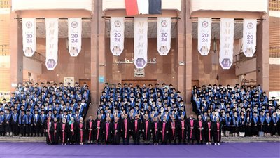 رئيس جامعة المنصورة يشهد تخريج الدفعة «14» من برنامج 