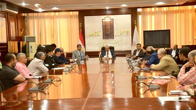 بالصور.. محافظ الأقصر يناقش استعدادات الاحتفال بالعيد القومي للمحافظة