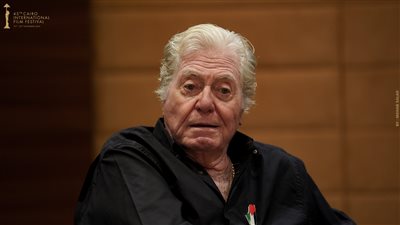 حسين فهمي للصحفيين الدوليين: مهرجان القاهرة السينمائي صوت قوي لدعم القضية الفلسطينية