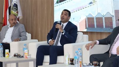 نائب محافظ الأقصر يشارك في مبادرة ظواهر بجامعة طيبة «صور»