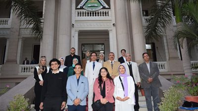 رئيس جامعة بنها يستقبل الطلاب الفائزين في مسابقة الطالب المثالى