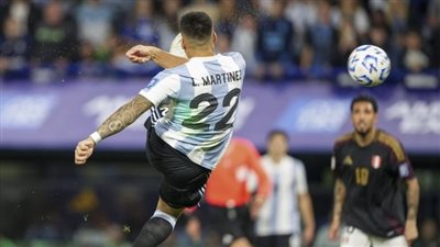 هدف لاوتارو مارتينيز يمنح الأرجنتين الفوز على بيرو بتصفيات المونديال 