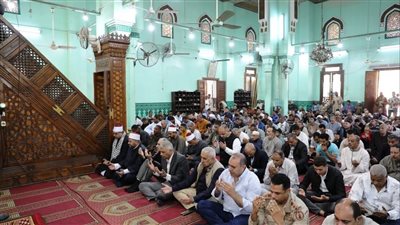 الدكتور إسماعيل كمال يؤدى صلاة الجمعة بمسجد 