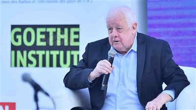 تكريم المخرج العالمي جيم شيريدان ومنحه الهرم الذهبي بمهرجان القاهرة السينمائي