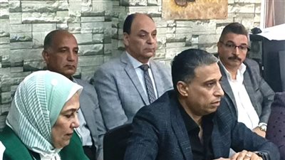 مدير «تعليم الجيزة» يعقد اجتماعا مع مديري ووكلاء الإدارات بشأن امتحانات نصف العام 