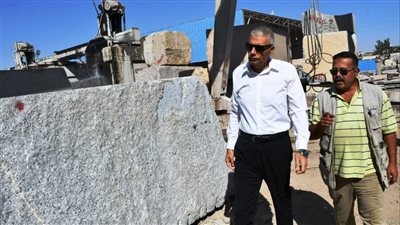 محافظ أسوان يتفقد المصانع والورش الحرفية بالمنطقة الصناعية بالعلاقى