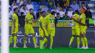 الخليج يقلب الطاولة على الهلال بفوز بثلاثية في دوري روشن
