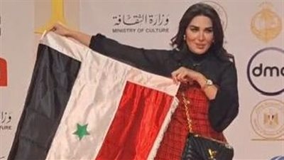 سارة نخلة ترفع علم سوريا على السجادة الحمراء لمهرجان القاهرة السينمائي