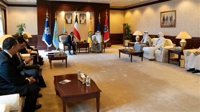 وزير الخارجية يجتمع برئيس الوزراء بالإنابة ووزيري الداخلية والدفاع الكويتيين