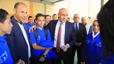 وزير التعليم يجرى حوارا مع طلاب خلال زيارته لـ«مدرسة فاجن للتكنولوجيا التطبيقية»
