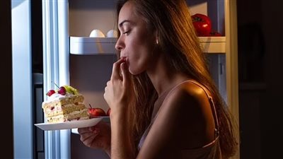 ما علاقة إنقاص الوزن بتناول الطعام بعد الخامسة مساءًا؟