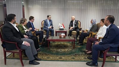 رئيس جامعة عين شمس يبحث سبل التعاون مع نائب رئيس جامعة إيست 