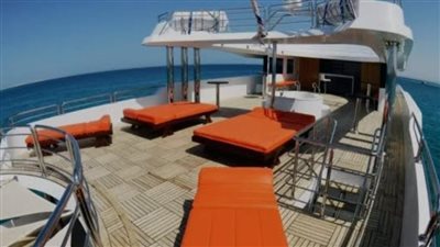 إنقاذ 28 شخصًا والبحث عن 17 آخرين بعد غرق مركب سياحي مصري