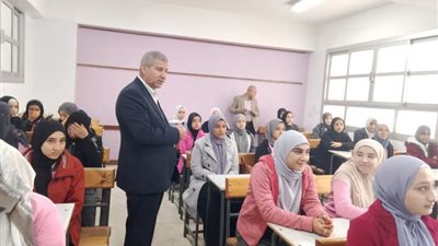 بالصور.. مدير «تعليم الشرقية» يشدد علي متابعة المعلمين لكراسة الحصة 