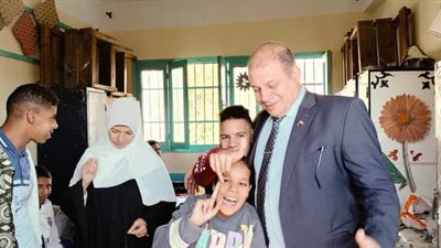 مدير تعليم قنا يجرى جولة تفقدية مفاجئة لمتابعة مدرسة التربية الفكرية(صور)