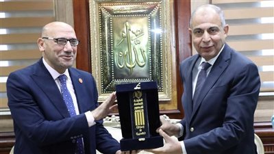 الثقافة تهدي درعها لمحافظ المنيا فى ختام مؤتمر أدباء مصر