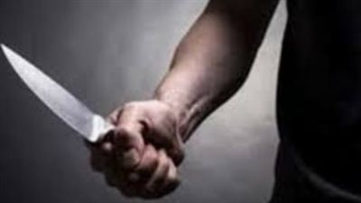 بسبب خلافات بينهم.. شخص يمزق جسد زوجته ونجله بالعياط 
