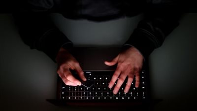 شركات اتصالات عالمية تحذير من عمليات النصب والاحتيال خلال موسم رأس السنة