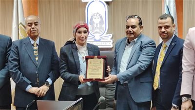 «جامعة الأقصر» تكرم الأمين العام المساعد للجامعة لبلوغه سن المعاش