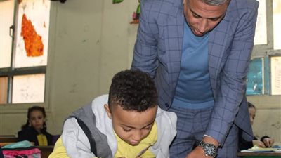 تعليم الجيزة: إلزام الموجهين بحضور طابور الصباح.. وإحالة عمال بمدرسة بالعجوزة للتحقيق