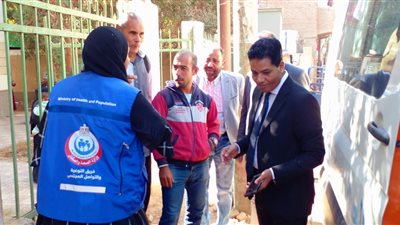 الكشف على 610 مواطنين خلال قافلة طبية بالمجان جنوب الأقصر (صور)
